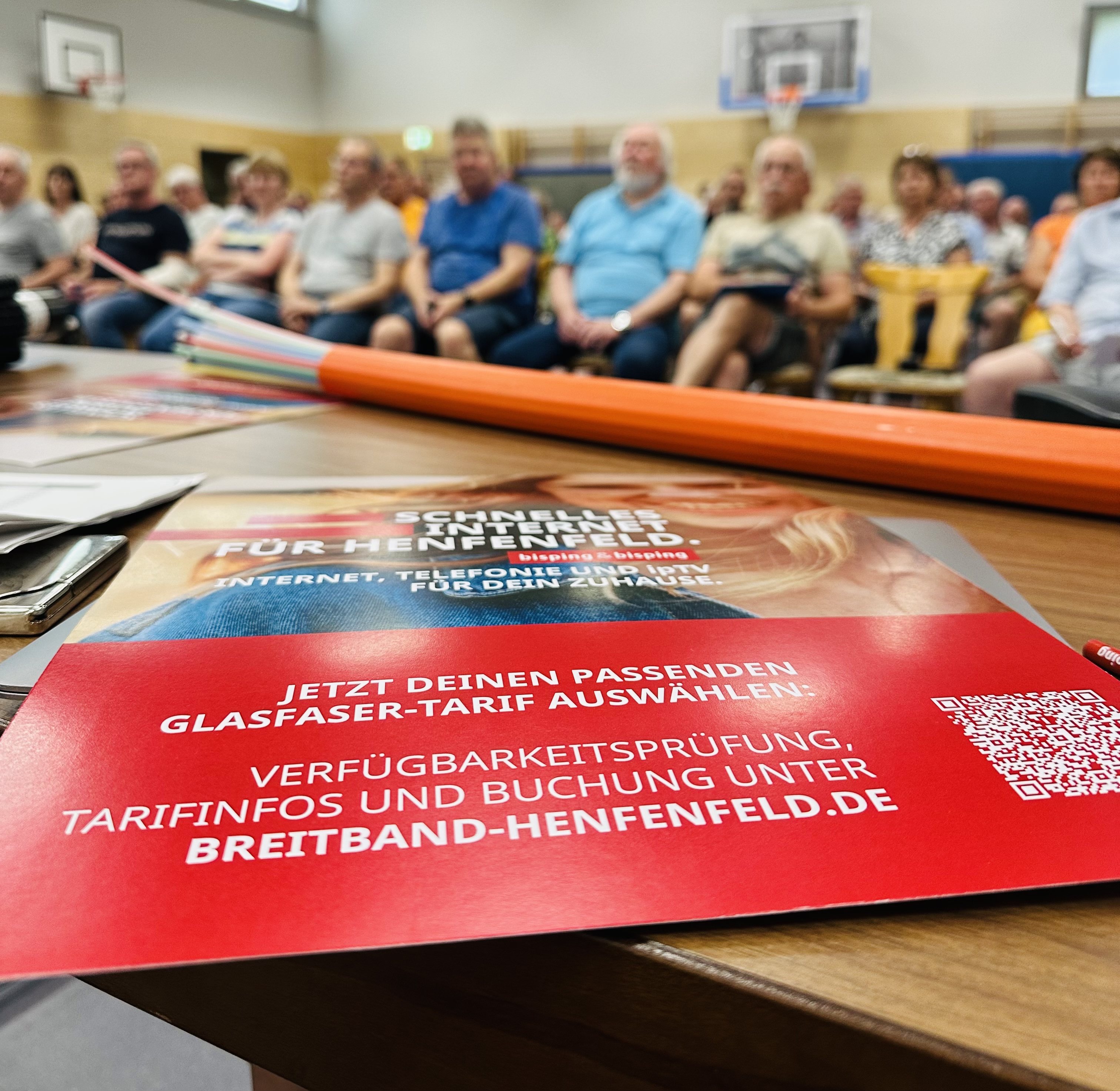 Informationsveranstaltung zum Glasfaserausbau in Henfenfeld am 3. Juli 2025: Rund 200 Bürgerinnen und Bürger informieren sich über Hausanschlüsse und Ausbaupläne.